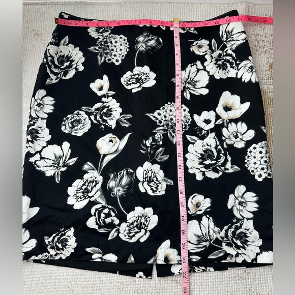 WHITE HOUSE BLACK MARKET Black & White Floral Skirt | Size 12 - Picture 8 of 8